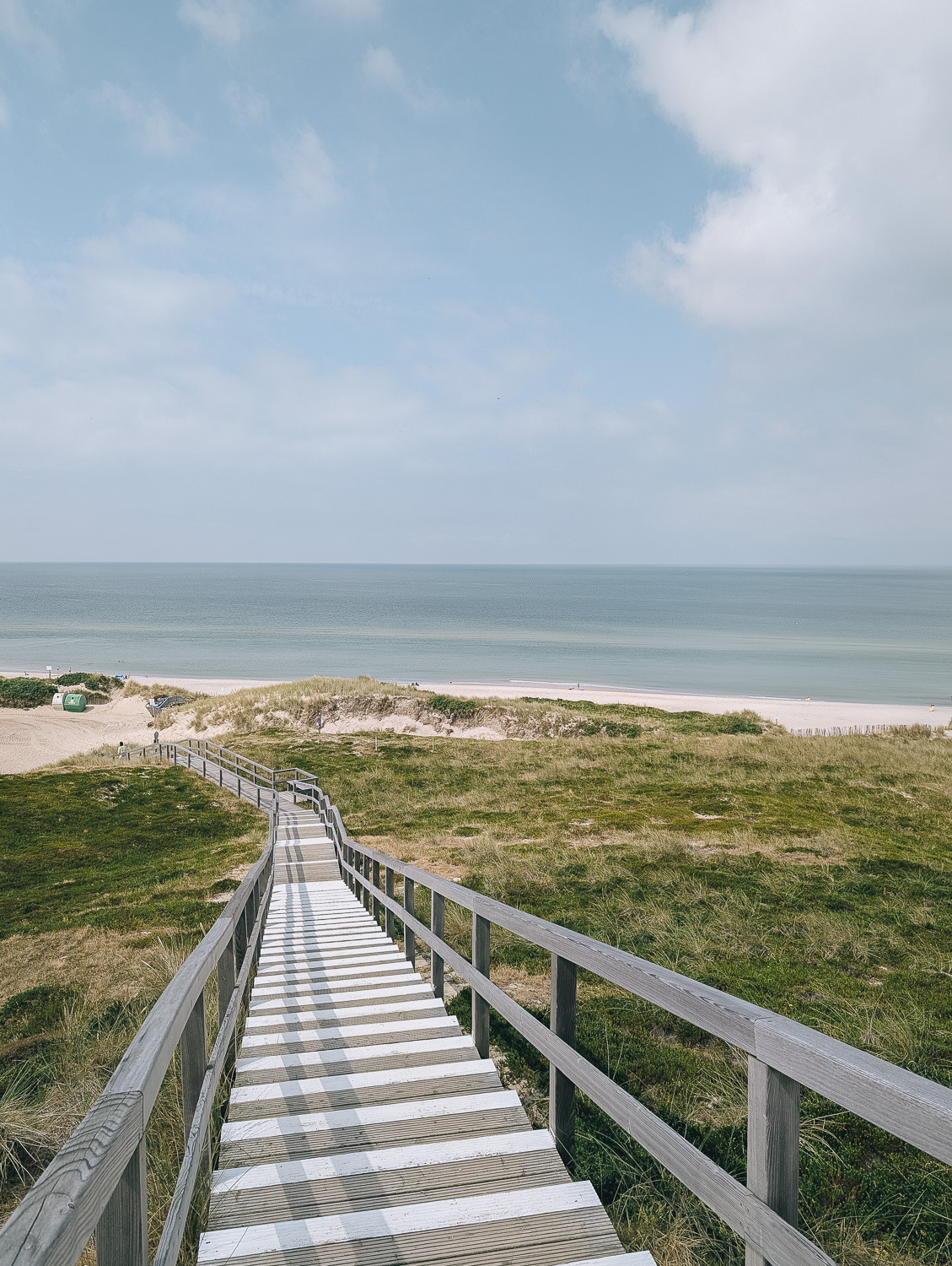 Holzsteg über die Dünen zum Strand auf Sylt